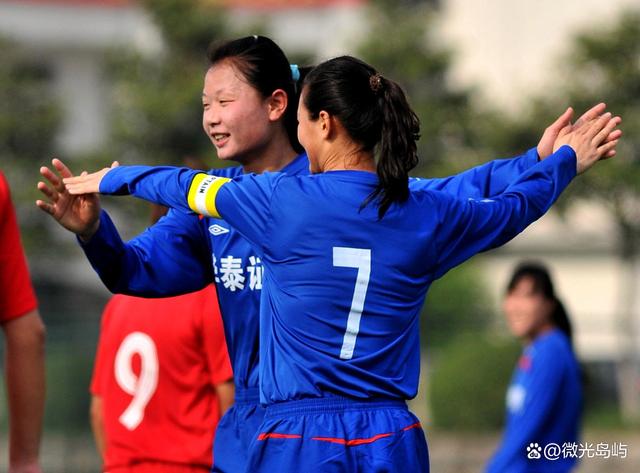 武汉女足与上海女足激烈对决，点燃球迷热情